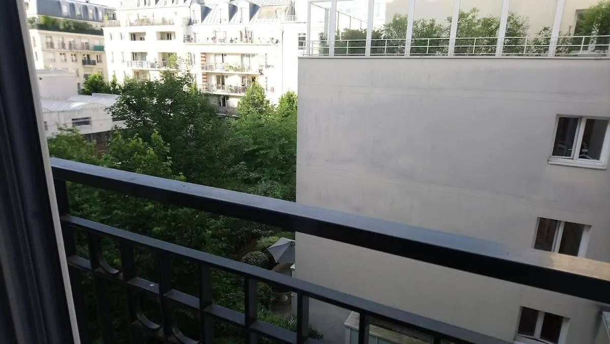 The Unforgetable At Canal De L'ourcq Paris
